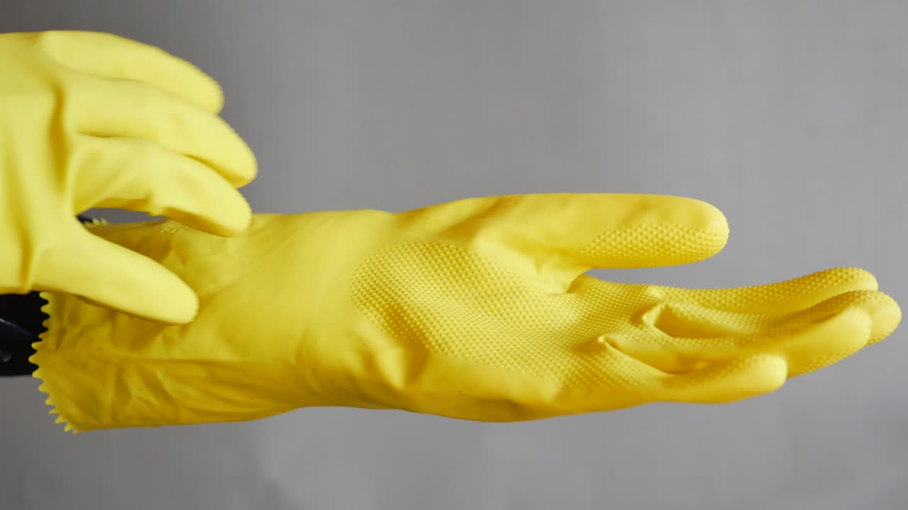 ponerse y quitarse guantes de limpieza de goma amarillos