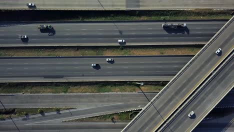 Vehículos-De-Transporte-Público-Que-Pasan-Por-Las-Impresionantes-Autopistas-Y-Autopistas-En-Bangkok,-Tailandia---Drone-Shot-Pan-Right