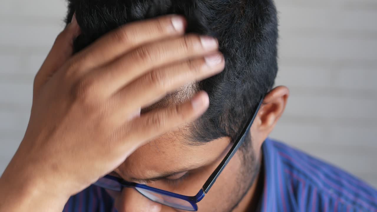 머리카락을 확인하는 남자와 함께 머리카락 손실 개념