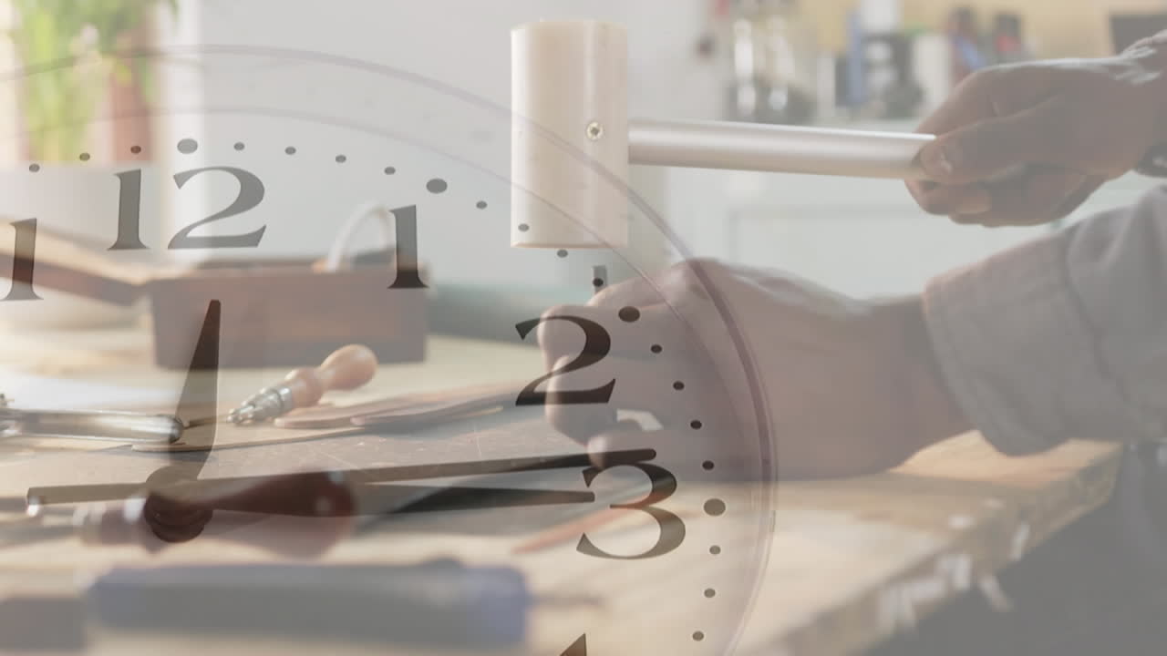 망치를 사용하는 아프리카계 미국인 남성 위에서 시계가 뛰는 애니메이션