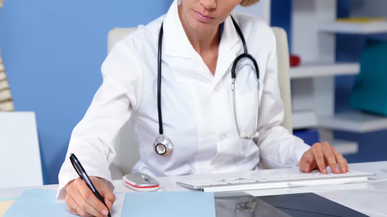 Fisioterapeuta preparando um relatório médico
