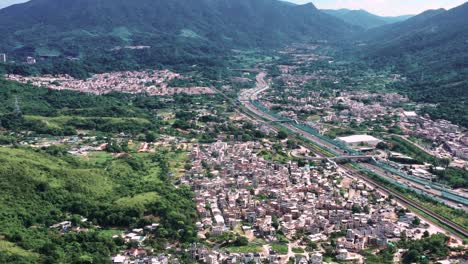 Die-Nach-Oben-Geneigte-Luftaufnahme-über-Kowloon-Hang-Tai-Po-Hongkong-Zeigt-Einen-Klaren-Himmel