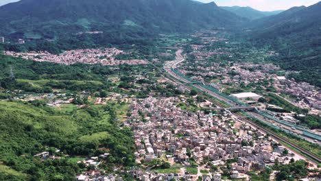 inclinación aérea sobre kowloon hang tai po hong kong revela cielo despejado