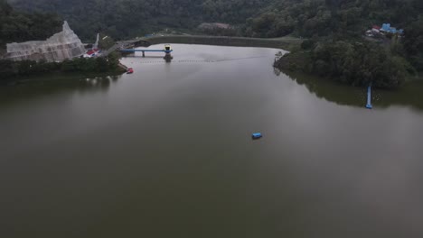 Vista-Aérea-Del-Embalse-Sermo-A-última-Hora-De-La-Tarde,-El-Embalse-Más-Grande-De-Yogyakarta-Y-El-Mejor-Destino-Turístico-De-La-Ciudad