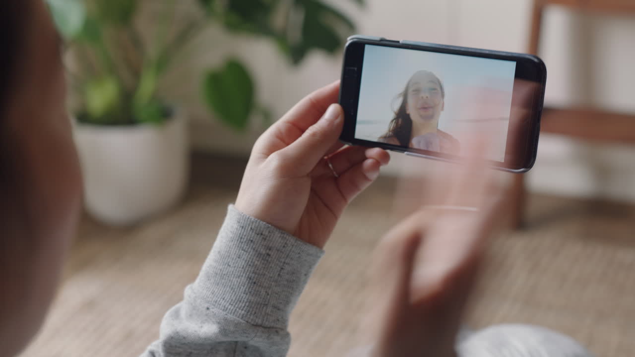 mujer joven chateando en video usando un teléfono inteligente amiga feliz en vacaciones de verano compartiendo experiencia de viaje divirtiéndose en vacaciones aventura comunicándose con el teléfono móvil