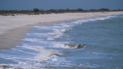 Küste-Mit-Wellen,-Die-Am-Strand-Krachen