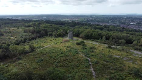 Bidston-Hill-Molino-De-Harina-Rural-En-Desuso-Restaurado-Tradicional-Molino-De-Vela-De-Madera-Birkenhead-Vista-Aérea-Moviéndose-Lentamente-Hacia