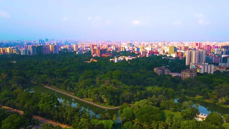 Vista-Panorámica-De-La-Ciudad-De-Dhaka-Y-Exuberante-Vegetación-En-Bangladesh---Disparo-De-Drone