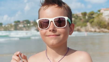 Niño-Alegre-Relajándose-En-La-Costa.-Chico-Sonriente-Disfrutando-Del-Verano-En-La-Playa.