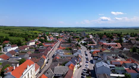 Vista-Aérea-De-La-Ciudad-De-Poysdorf-Durante-El-Verano-En-Austria---Drone