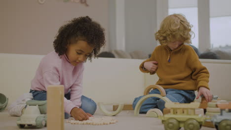 niños jugando con juguetes