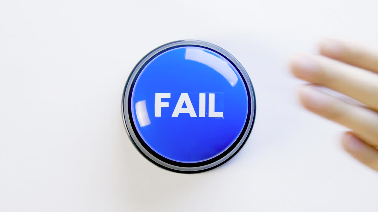 empujando, golpeando un gran botón de fallo azul brillante sobre fondo blanco. mujer presionando el botón de meme de fallo con el dedo, la mano y el puño. concepto de fallo, mala suerte, perder el juego. algo salió mal.