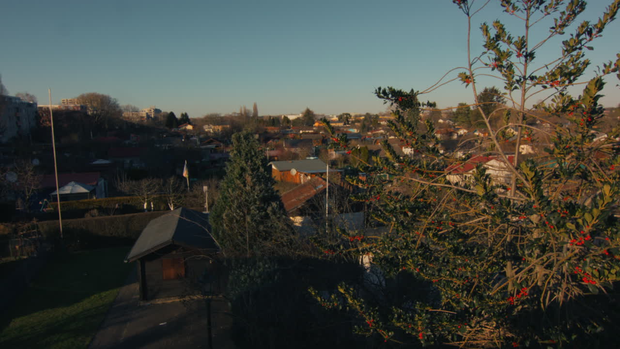 초목으로 둘러싸인 아늑한 동네를 바라보며