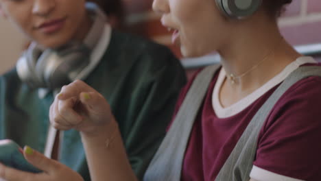 Diversos-Estudiantes-Jóvenes-Que-Usan-Teléfonos-Inteligentes-Trabajando-Juntos-En-Un-Proyecto-Universitario-Estudiando-Navegando-Por-Investigaciones-En-Línea-Disfrutando-De-Las-Redes-Sociales-Compartiendo-Ideas-Creativas-En-Una-Oficina-Relajada