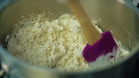 el cocinero prepara la masa para hornear