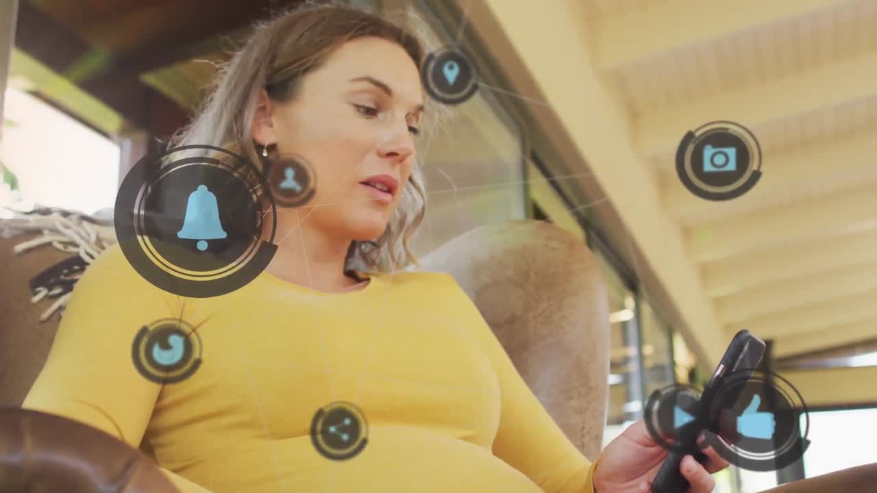 animación de una red de conexiones con iconos de las redes sociales sobre una mujer caucásica que usa un teléfono inteligente