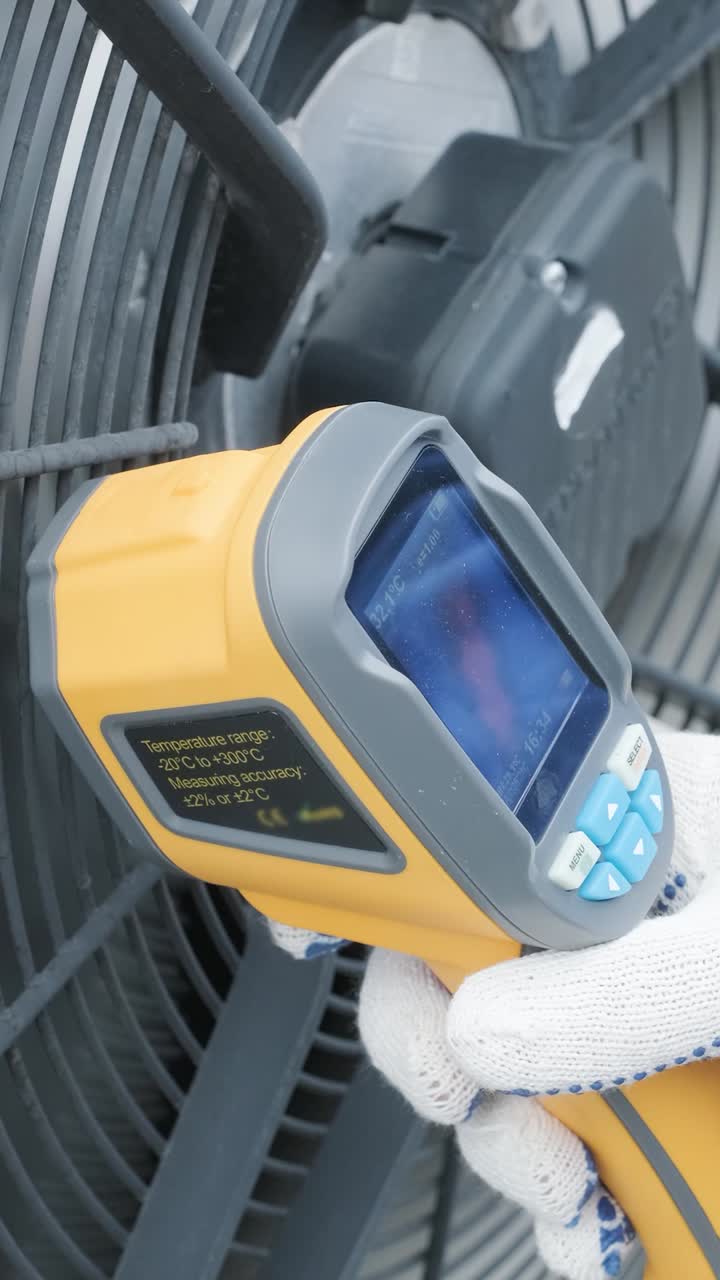 Termometro a infrarossi utilizzato per l'ispezione delle attrezzature