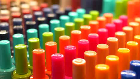 botellas de esmalte de uñas de colores