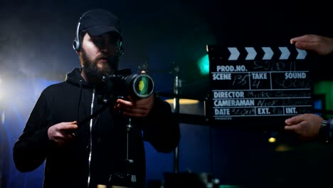 el equipo de filmación toma la escena en el estudio.