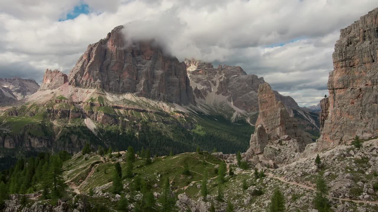 cinque torri: impresionantes imágenes aéreas de las dolomitas