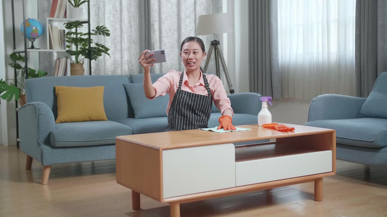 커피 테이블을 청소하고 셀피를 찍는 여자