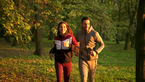 una pareja corriendo en un parque.