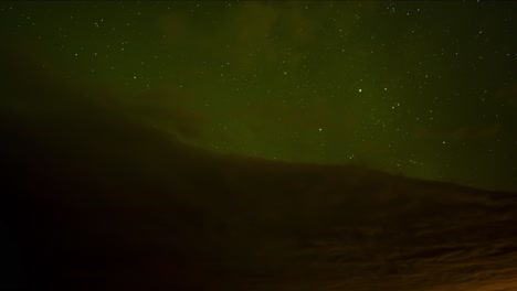 Wunderschöner-Zeitraffer-Grüner-Nordlichter-über-Dunklen-Wolken-Mit-Einem-Sternenklaren-Nachthimmel-Mit-Sternschnuppen