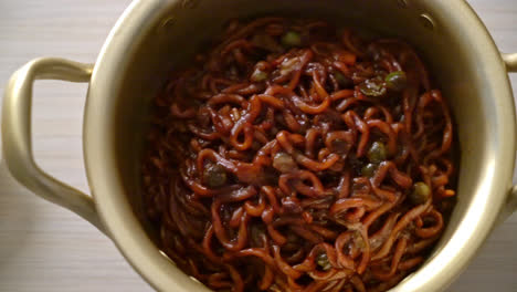 espagueti negro coreano o fideos instantáneos con salsa de soja chajung asada - estilo de comida coreana