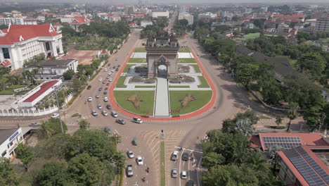 El-Imponente-Arco-De-Patuxai-Divide-Los-Carriles-De-Tráfico-En-El-Centro-De-Vientiane,-Laos.