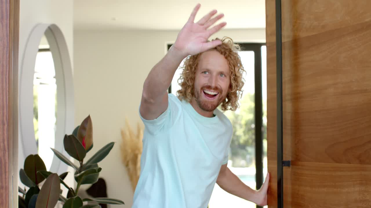 diversos amigos felices saludando y abrazándose en la puerta principal de la casa, cámara lenta