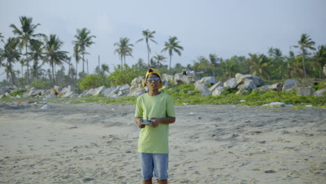 jungen fliegen eine drohne am strand