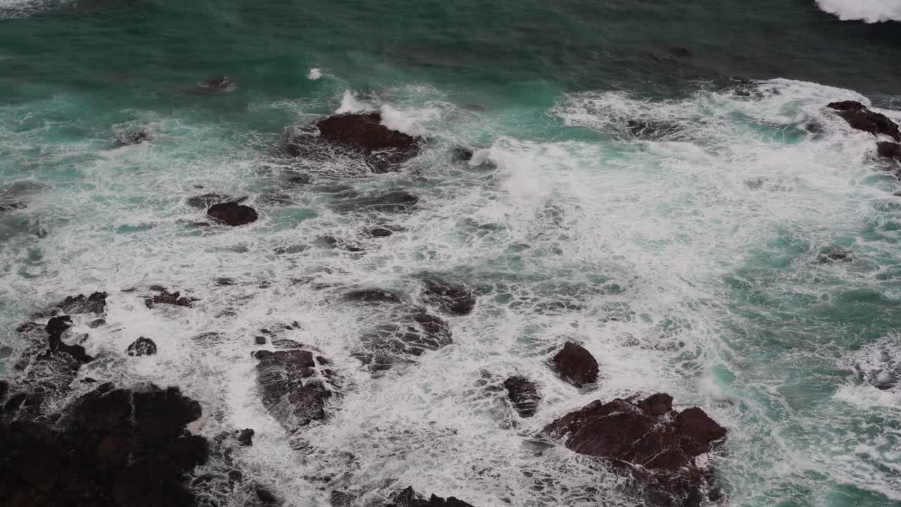 Filmato rilassante di bellissime onde blu dell'oceano che si infrangono sulla costa rocciosa a Loch Ard Gorge, Costa dei 12 Apostoli e entroterra di Port Campbell