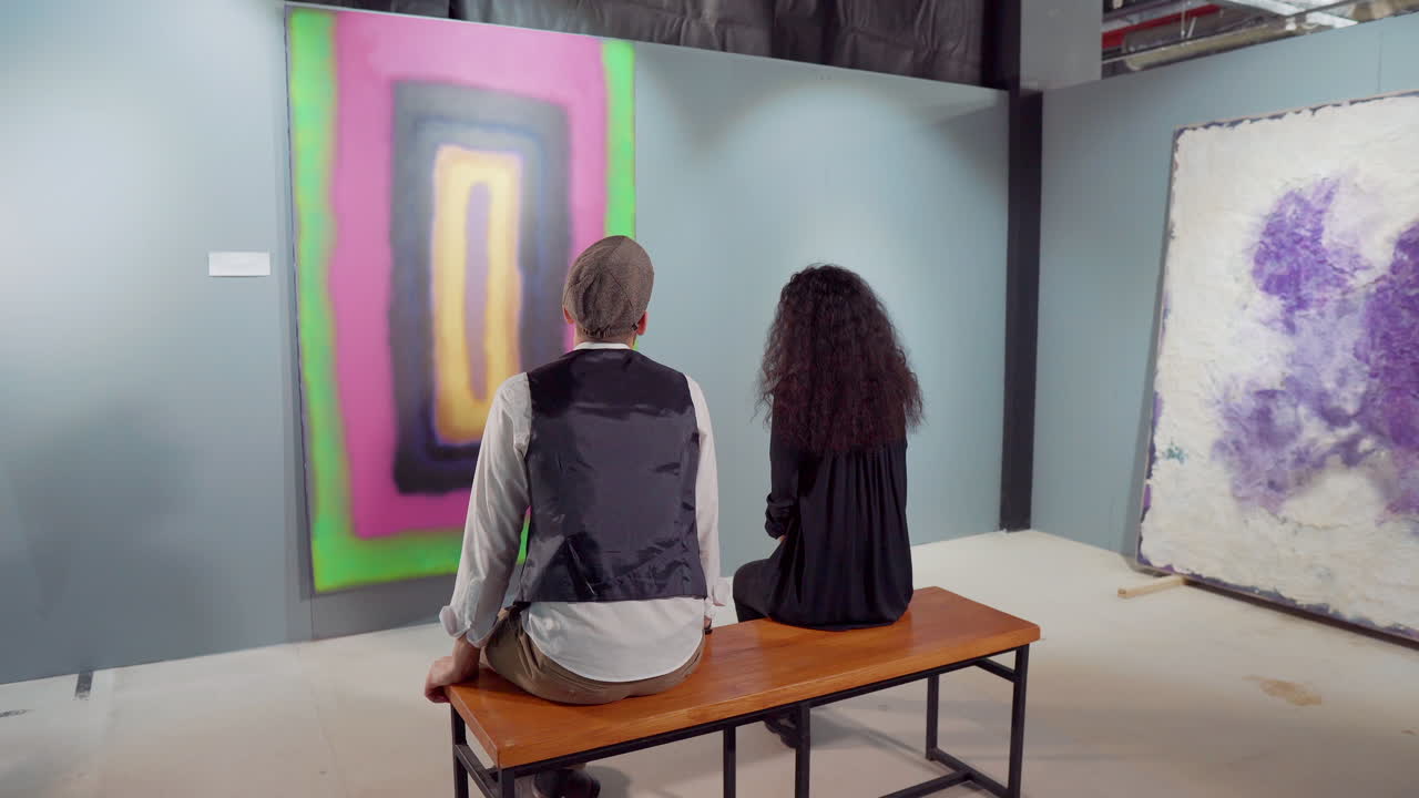 미술관 에서 추상적 인 미술 을 보는 부부