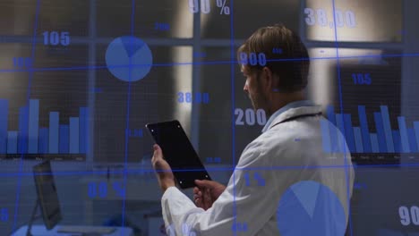 animación del procesamiento de datos financieros sobre el médico caucásico usando la tableta.