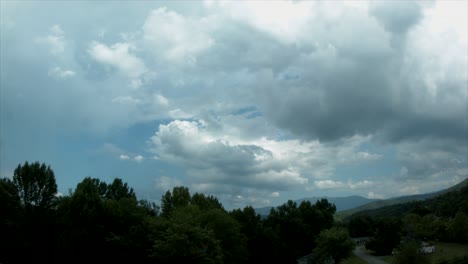 este es un lapso de tiempo que muestra nubes que se acumulan y soplan más allá de las hermosas montañas humeantes de tennessee.