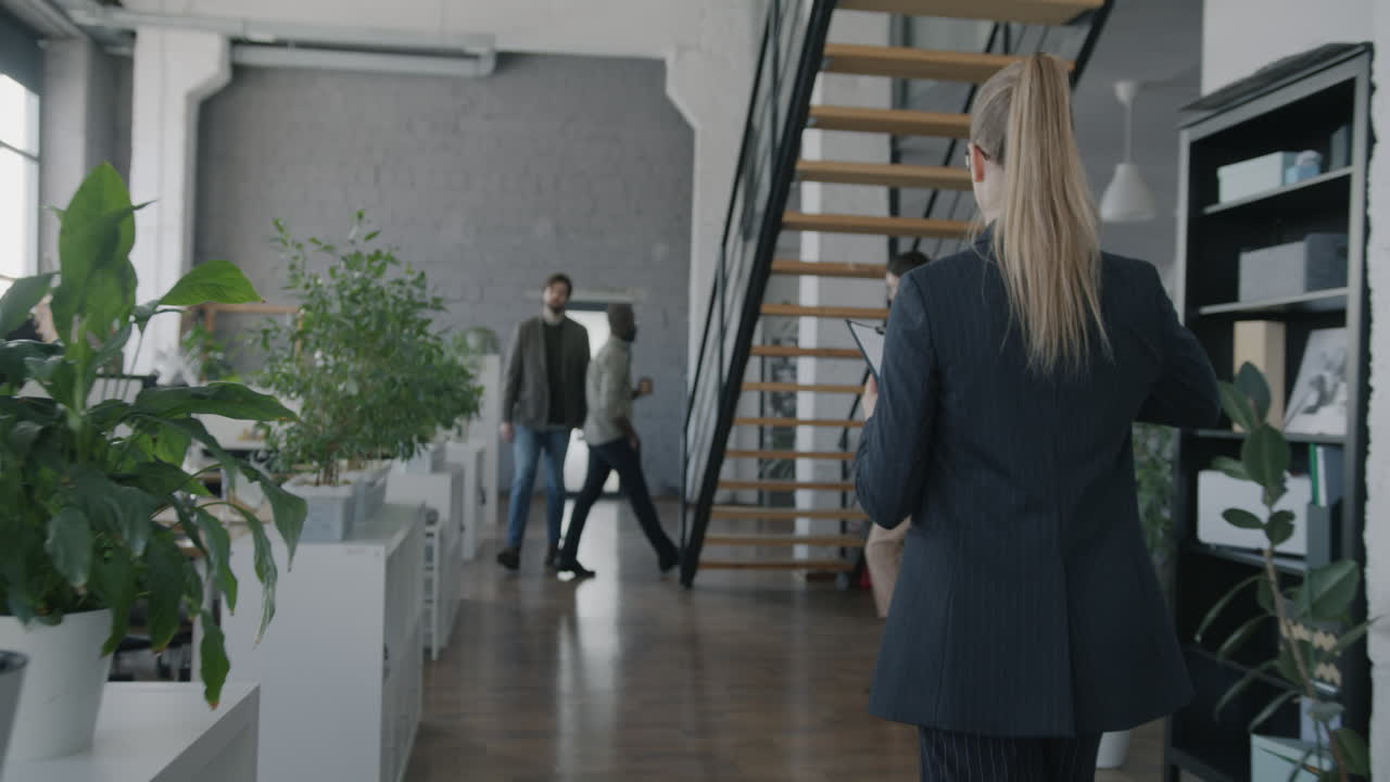 деловые люди встречаются в современном офисе