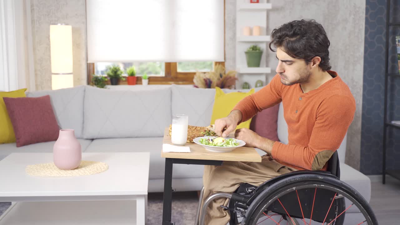 행복한 십대는 먹고 있습니다.