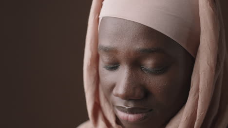 retrato de una mujer con hijab