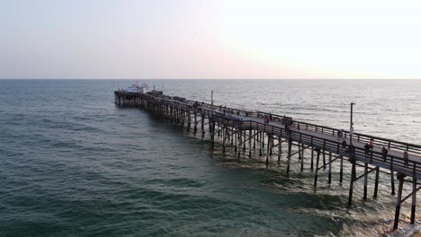 Excelente-Vista-Aérea-Del-Muelle-En-Newport-Beach,-California