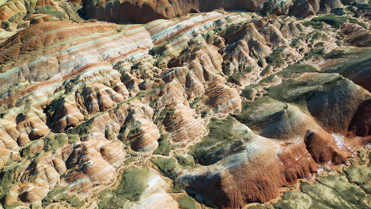Drönarvy över eroderade sandstensryggar i Zhangye Danxia National Geopark, Gansu, Kina.