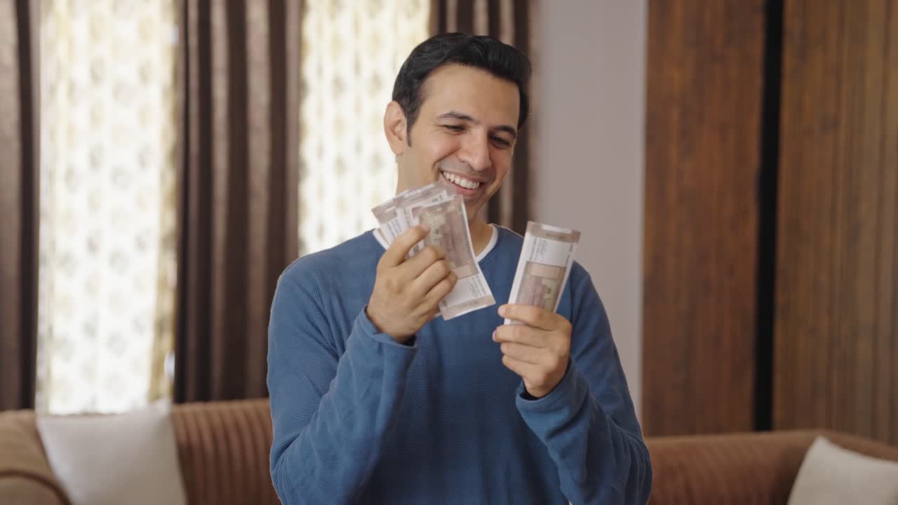 돈 을 세는 행복 한 인도인