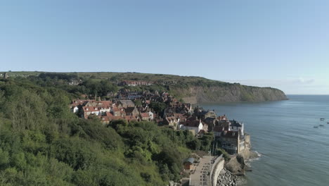 Páramos-Del-Norte-De-York,-Robin-Hoods-Bay,-Rhb,-Clip-3,-Zángano-Sobre-La-Ciudad-Y-La-Costa,-Costa-Patrimonial-Del-Norte-De-Yorkshire,-Vídeo,-3840x2160-25fps,-Prores-422