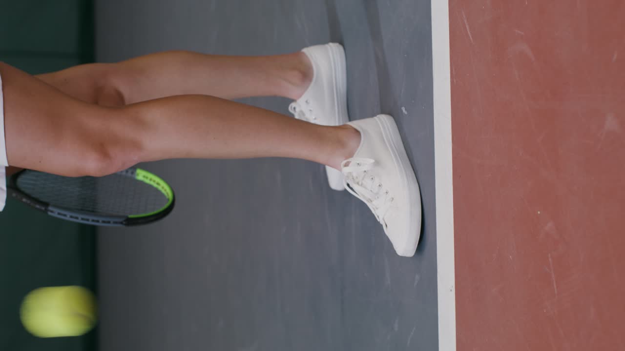 mujer jugando al tenis