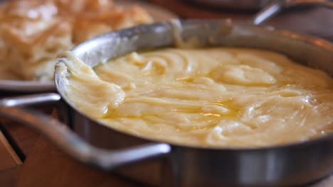 un plato cremoso y salado en una sartén