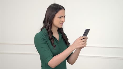 Mujer-India-Enojada-Escribiendo-En-El-Teléfono