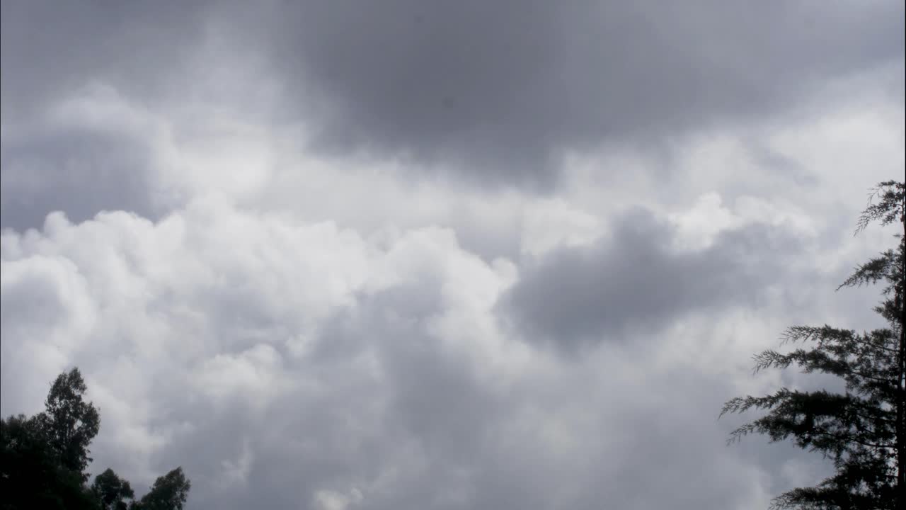 Cloud timelaps, fast and raging from left to right very hard
