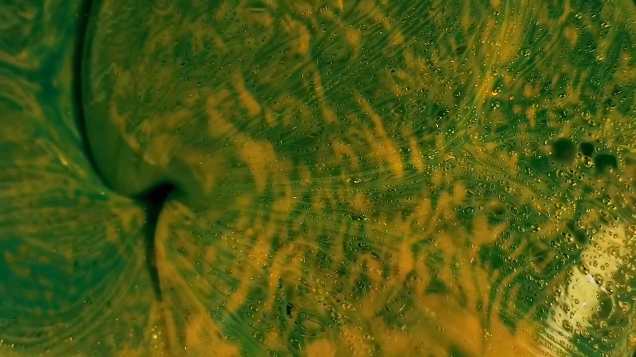 Colori astratti vorticosi di vernice liquida che si fondono