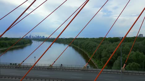 el puente conecta los distritos de praga-południe, mokotow, la infraestructura de la ciudad