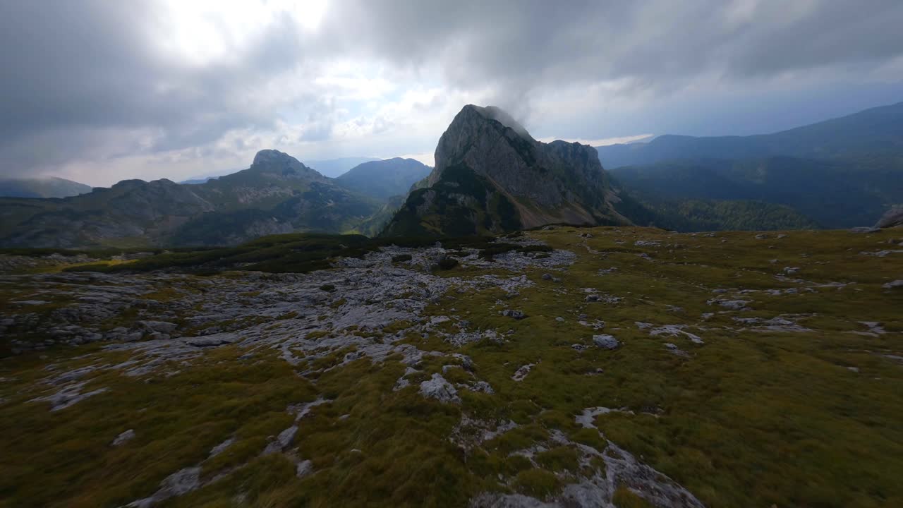 FPV-optagelser blev filmet i de slovenske bjerge i Alperne med en drone, der flyver hurtigt over smukke bjerge, filmet med et GoPro med utrolige omkringliggende landskaber
