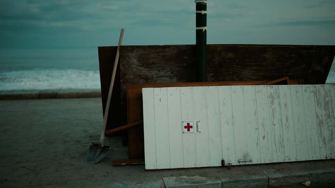 Porta igienica di emergenza abbandonata sulla spiaggia dopo una mareggiata